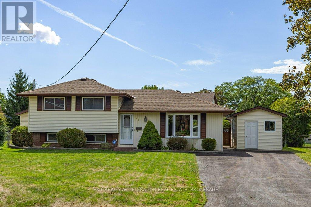 38 Thorncliffe Dr, Belleville, ON K8P 4L4