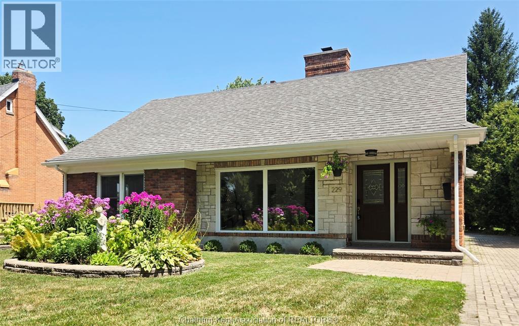 229 Elizabeth St, Chatham, ON N7L 2Y6