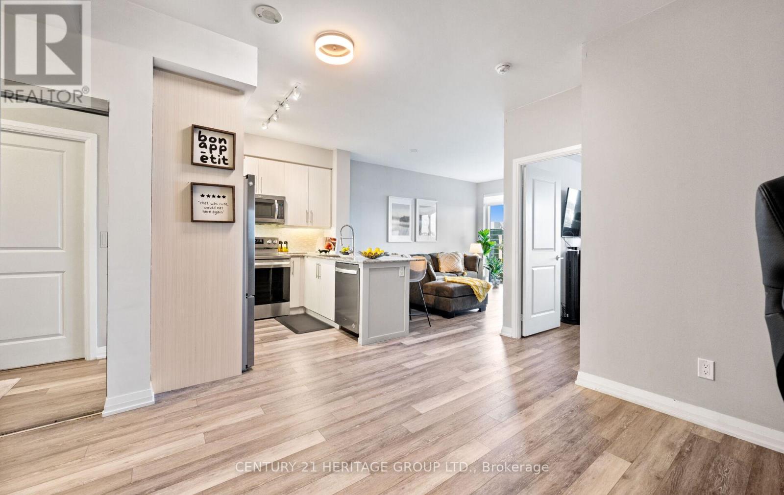 406 65 Oneida Cres, Richmond Hill, ON L4B 4T9