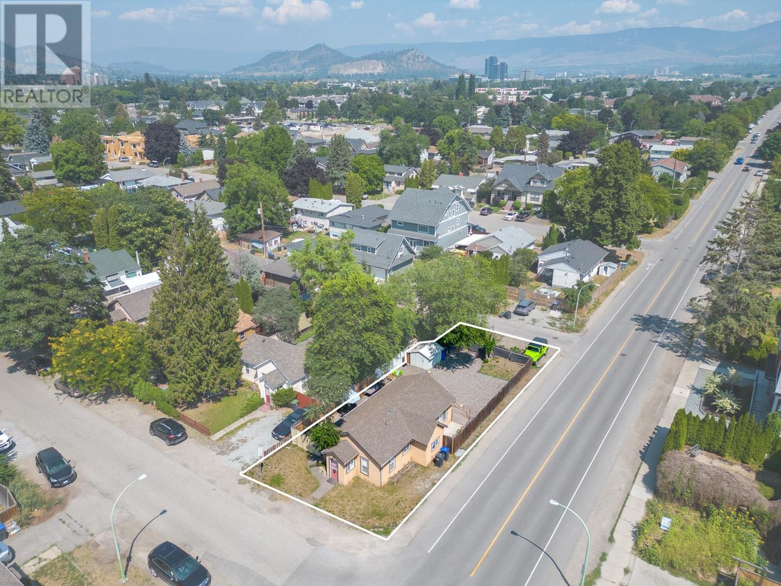 2293 Woodlawn St, Kelowna, BC V1Y 2T1