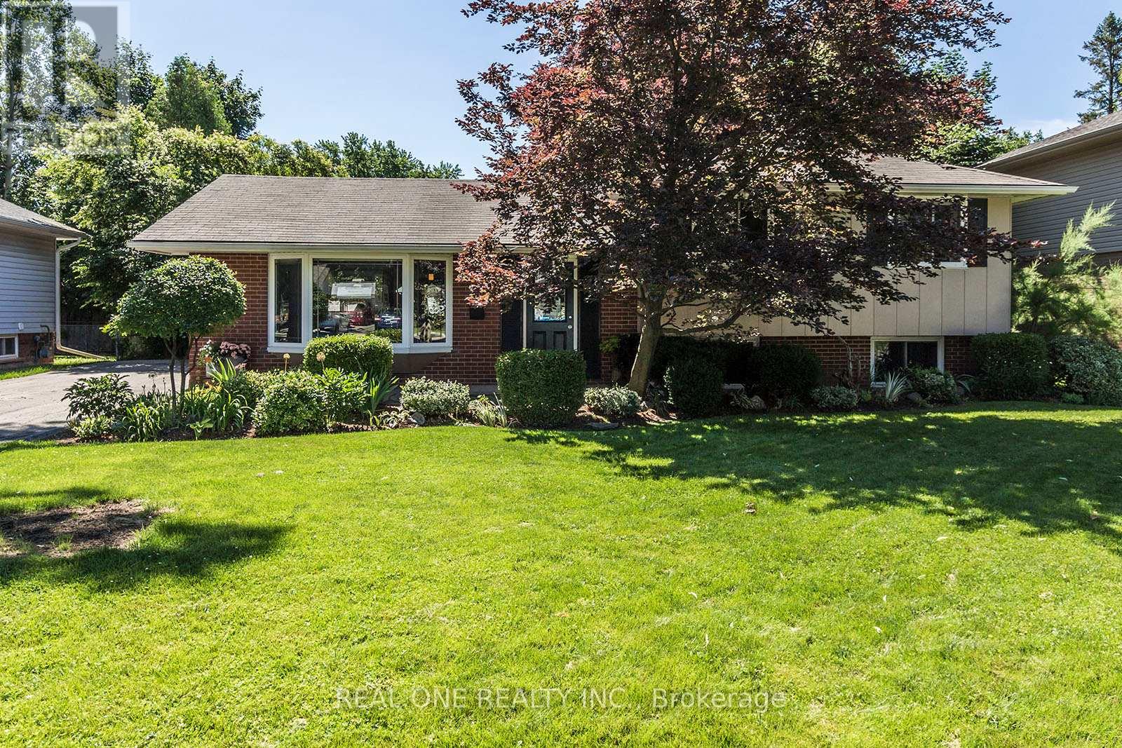 5222 Bromley Rd, Burlington Appleby, ON L7L 3E9