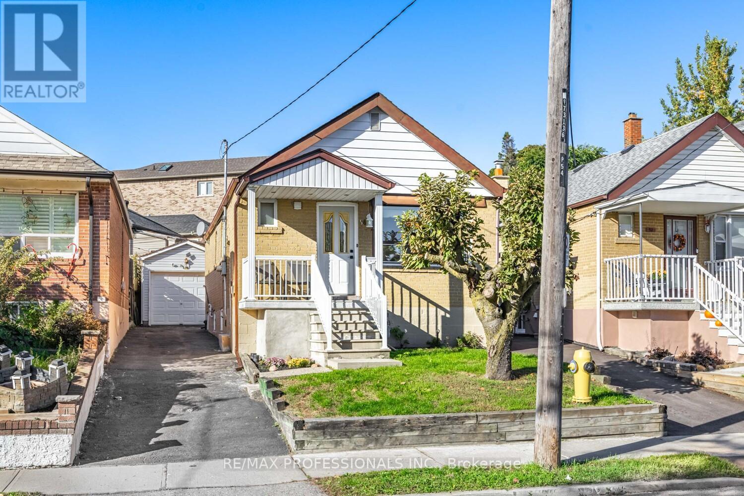 54 Holmesdale Cres, Toronto, ON M6E 1Y5