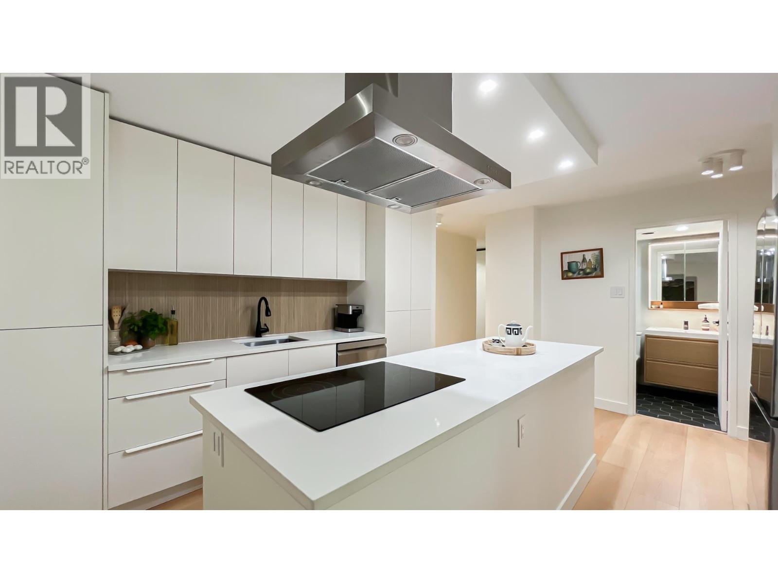 2016 Fullerton Avenue Unit 102, North Vancouver, BC V7P 3E6