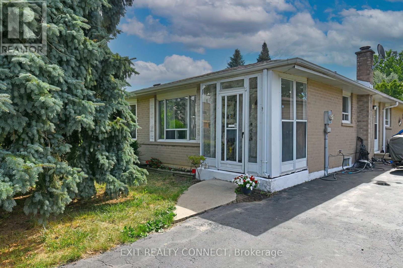 7 Mandarin Cres, Brampton, ON L6S 2S2