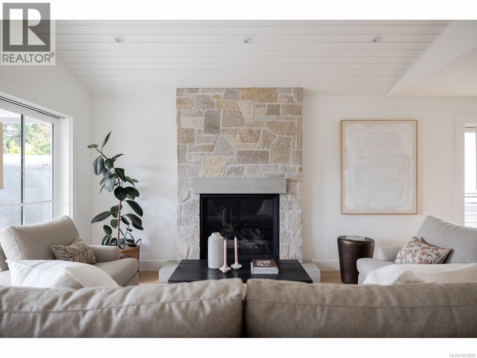 635 Cedar St, Qualicum Beach, BC V9K 1H2