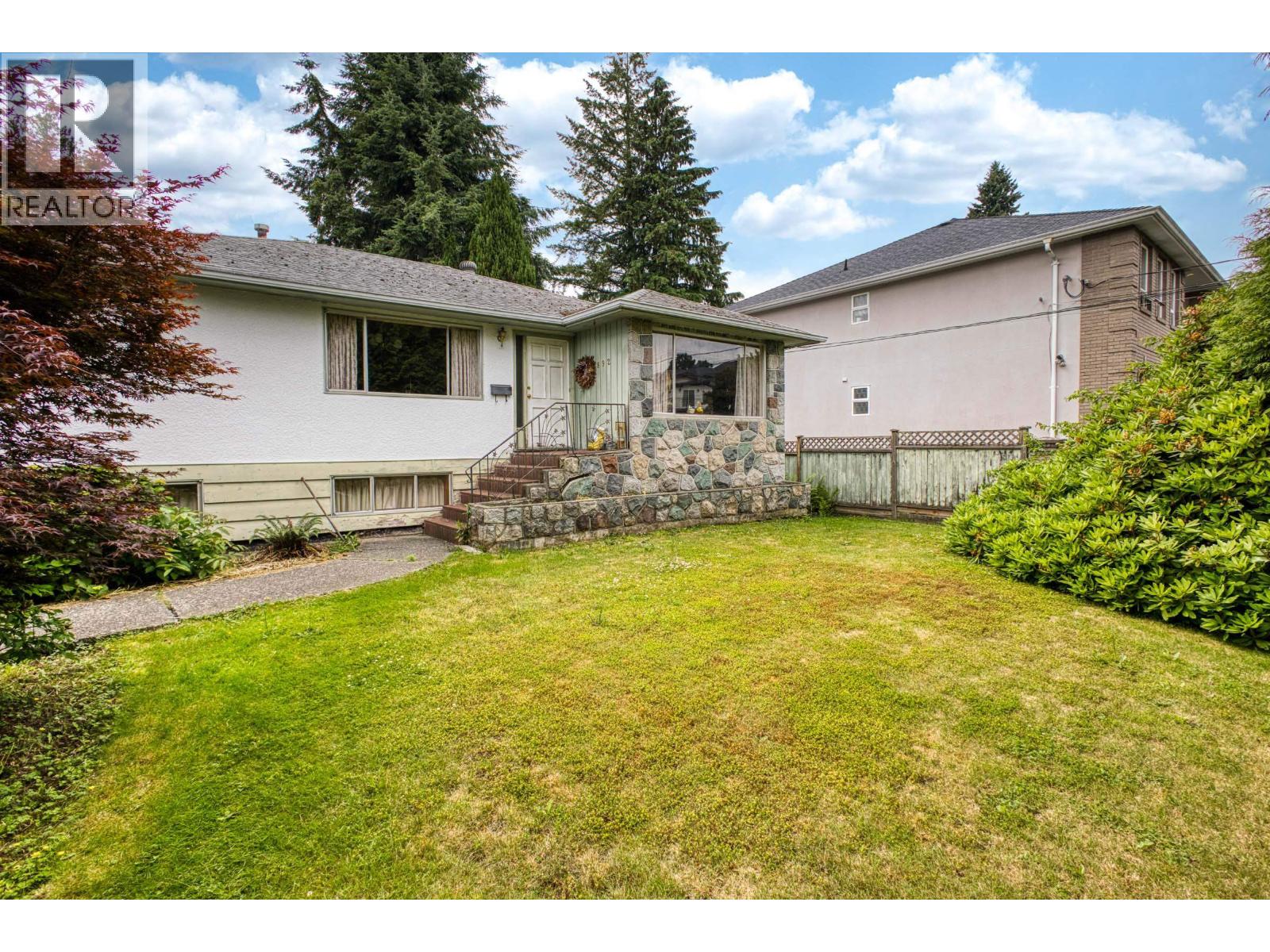 892 Macintosh St, Coquitlam, BC V3J 4Z2