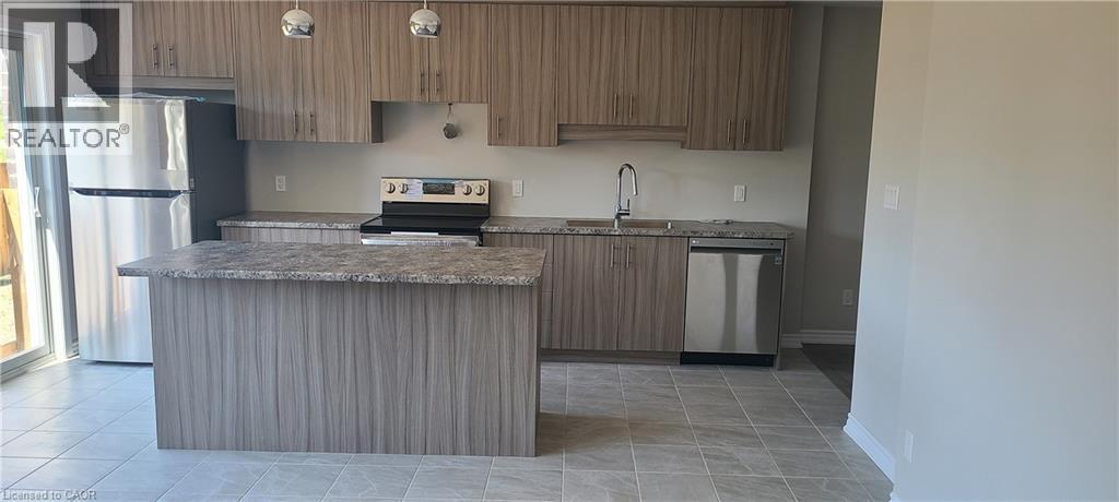 17 Renfrew Trl, Welland, ON L3C 0K2