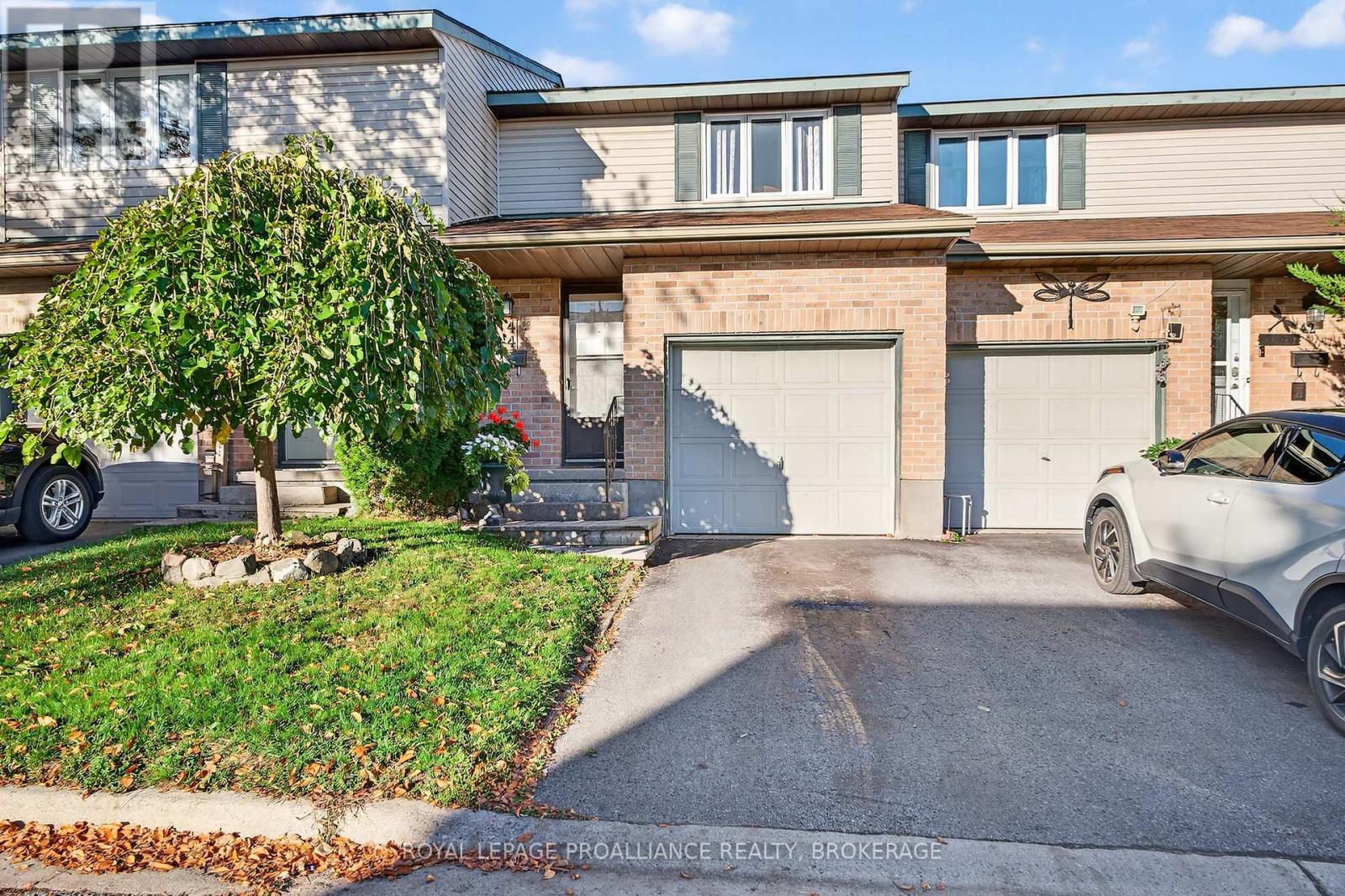 44 St Pauls Pl, Kingston, ON K7M 7S4