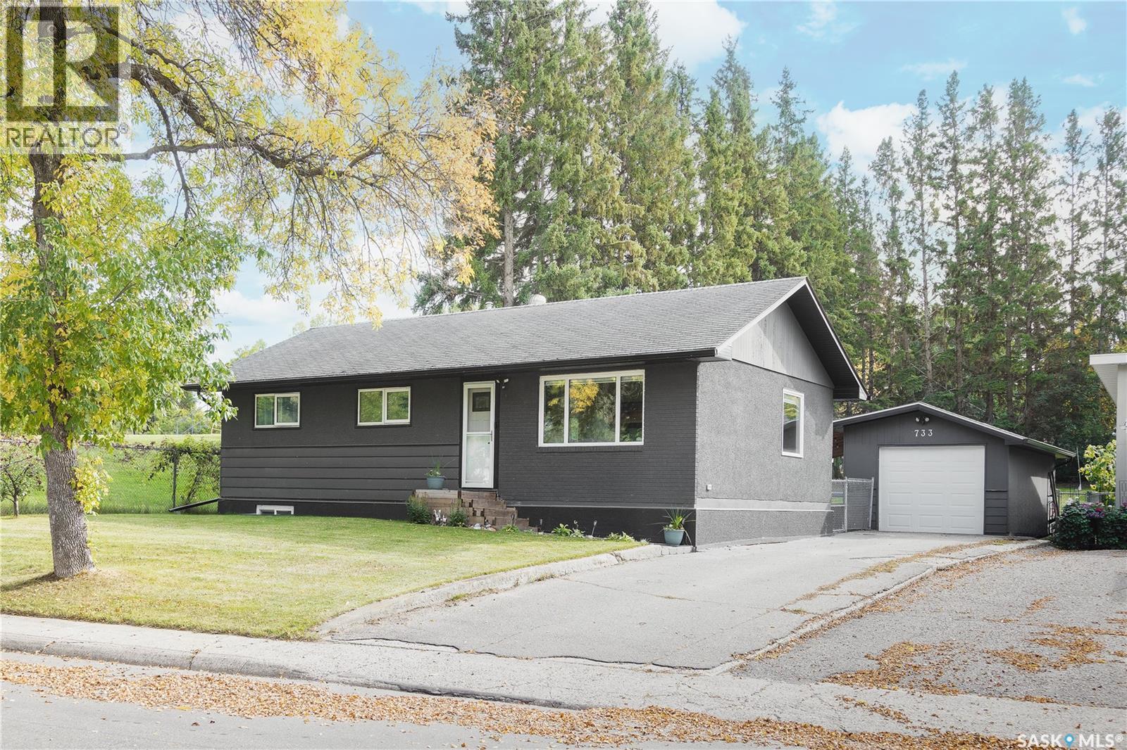 733 Agnew St, Prince Albert, SK S6V 2P2