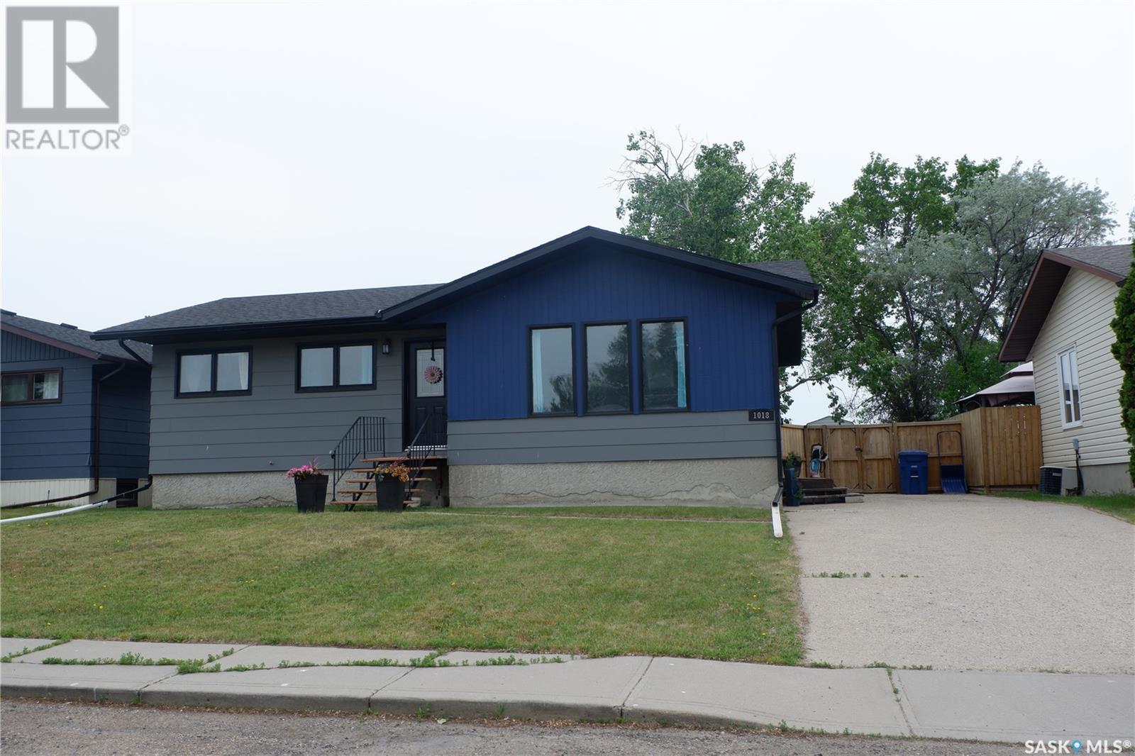 1018 Granville Ave, Assiniboia, SK S0H 0B0