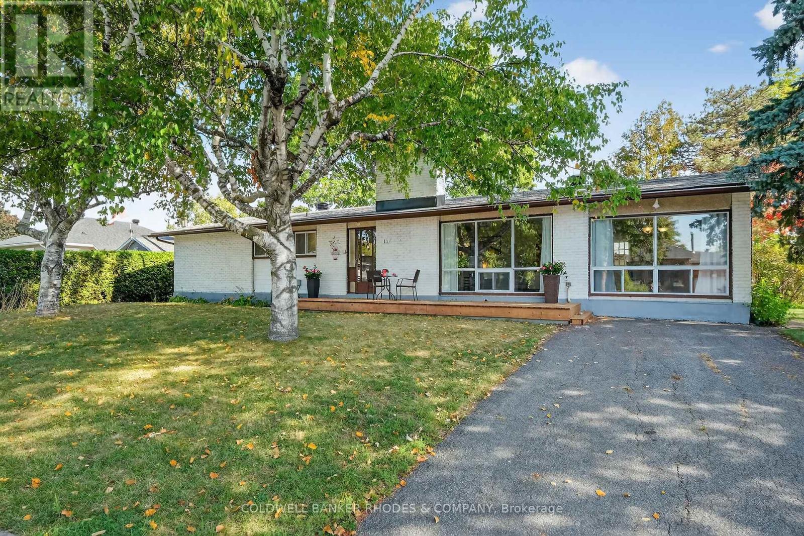 11 Willeth Ave, Ottawa, ON K2E 5C2