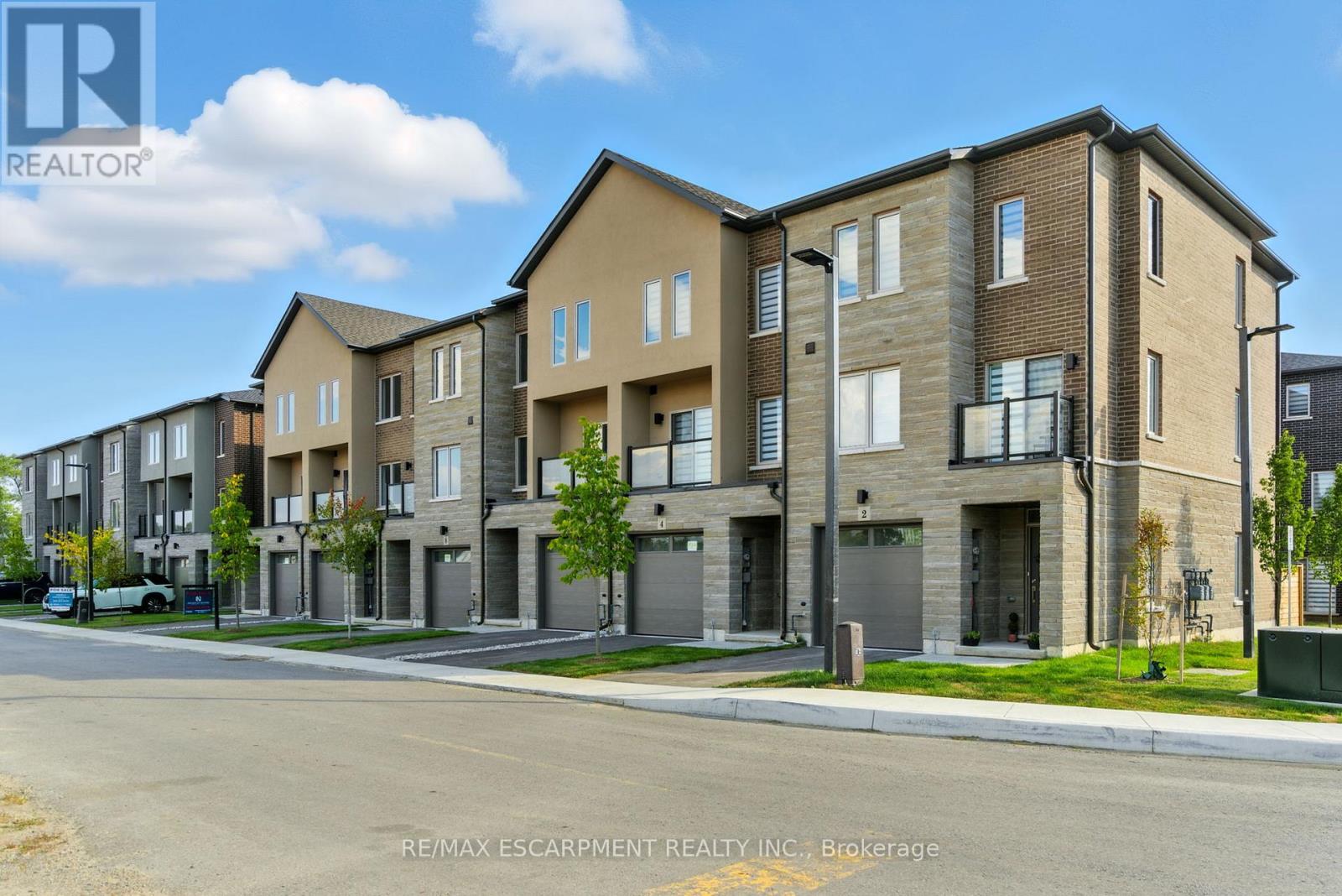 4 Clear Valley Ln, Hamilton, ON L0R 1W0