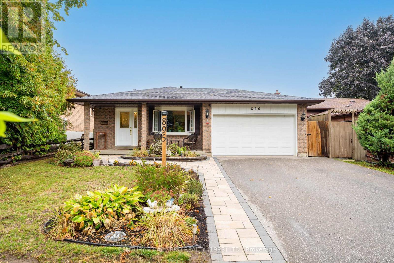 895 Exeter St, Oshawa, ON L1G 6R9