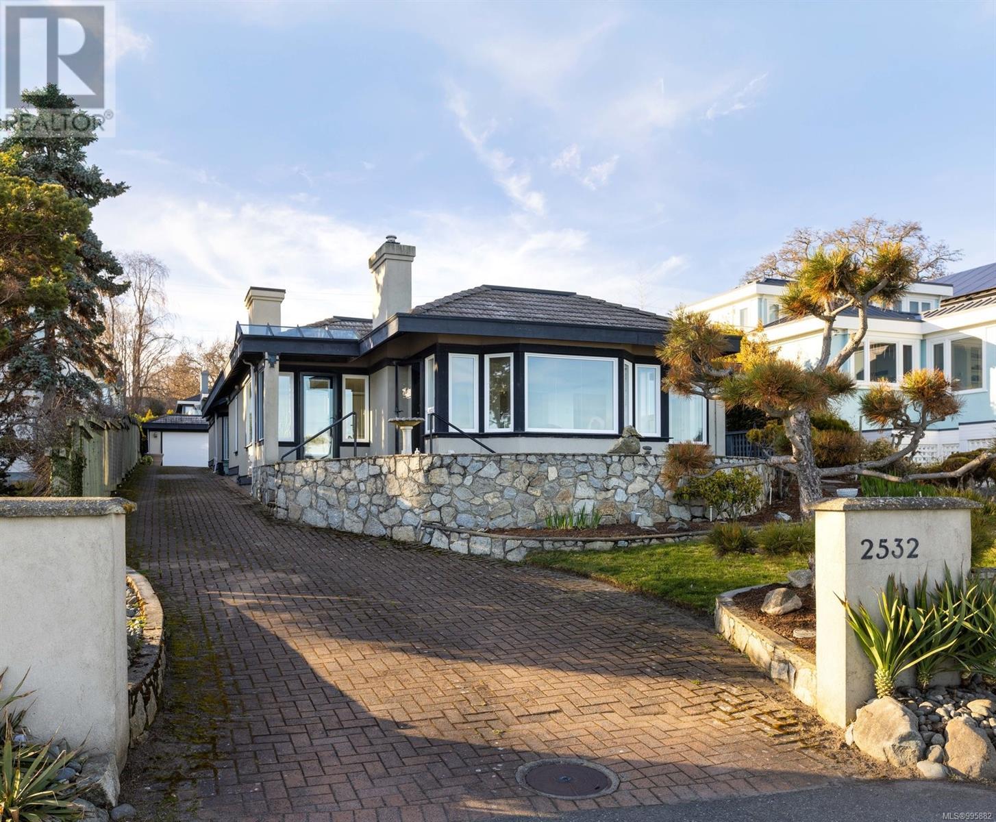 2532 Esplanade, Oak Bay, BC V8R 2W3