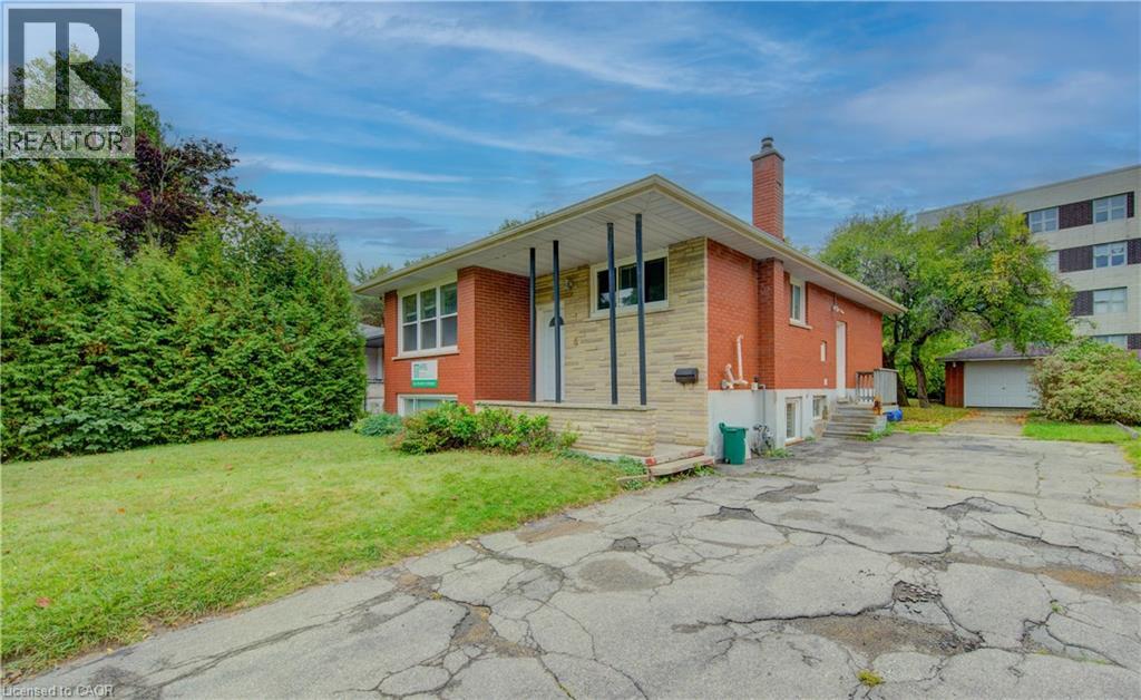 4 Cardill Cres, Waterloo, ON N2L 3Y6