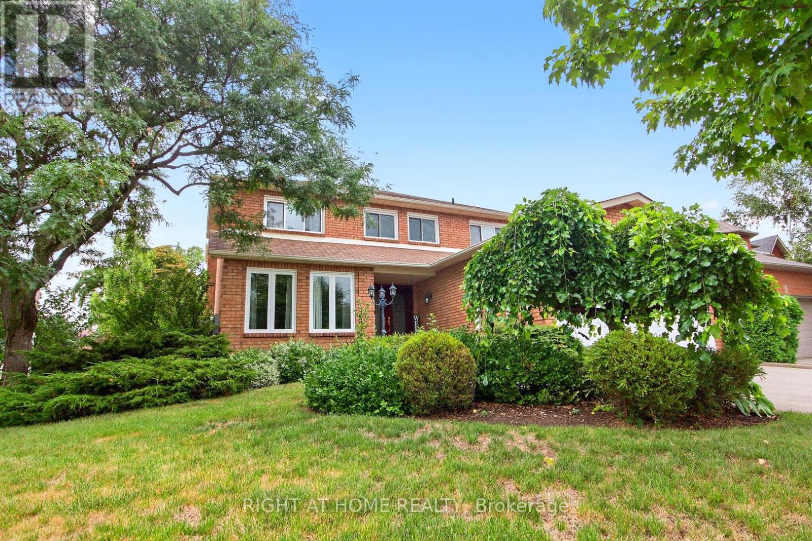 1084 Grandeur Cres, Oakville, ON L6H 4B4