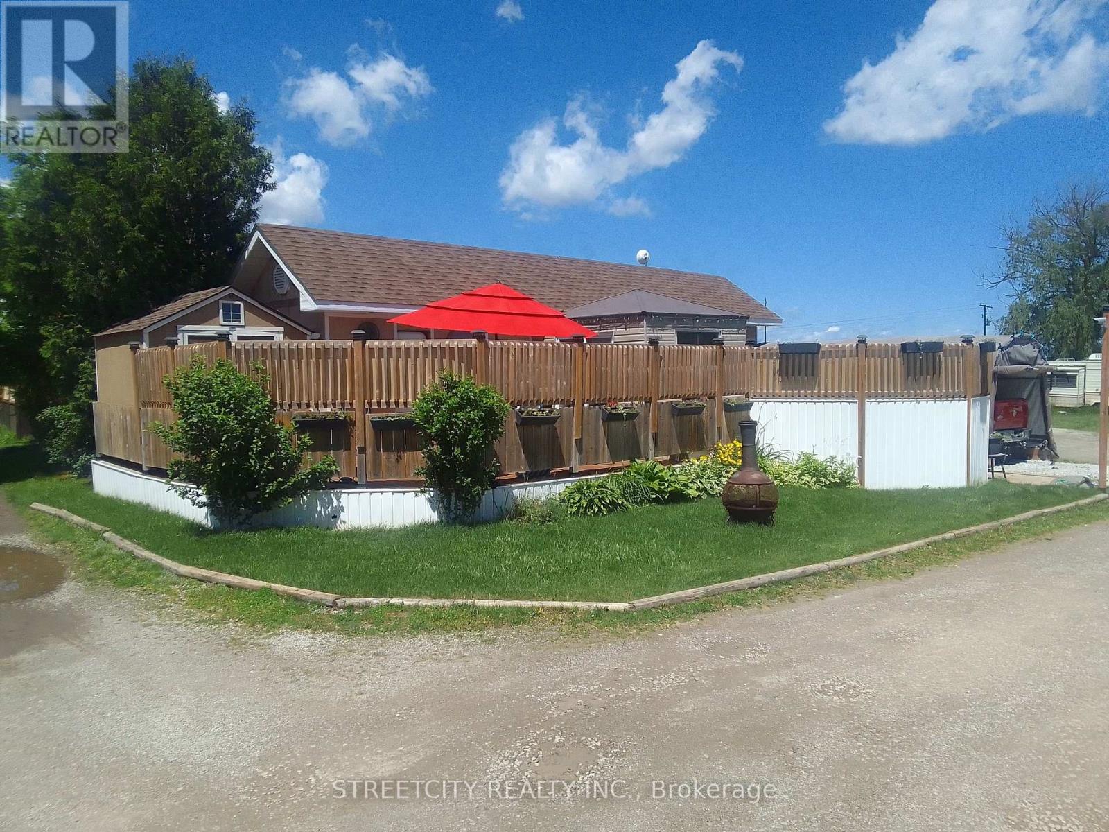 1 4351 London Line, Plympton-Wyoming, ON N0N 1T0