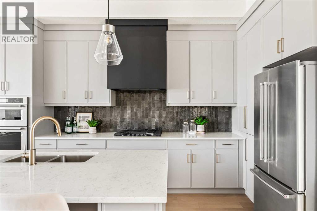 27 Sovereign Hts SW, Calgary, AB T3C 3Y3