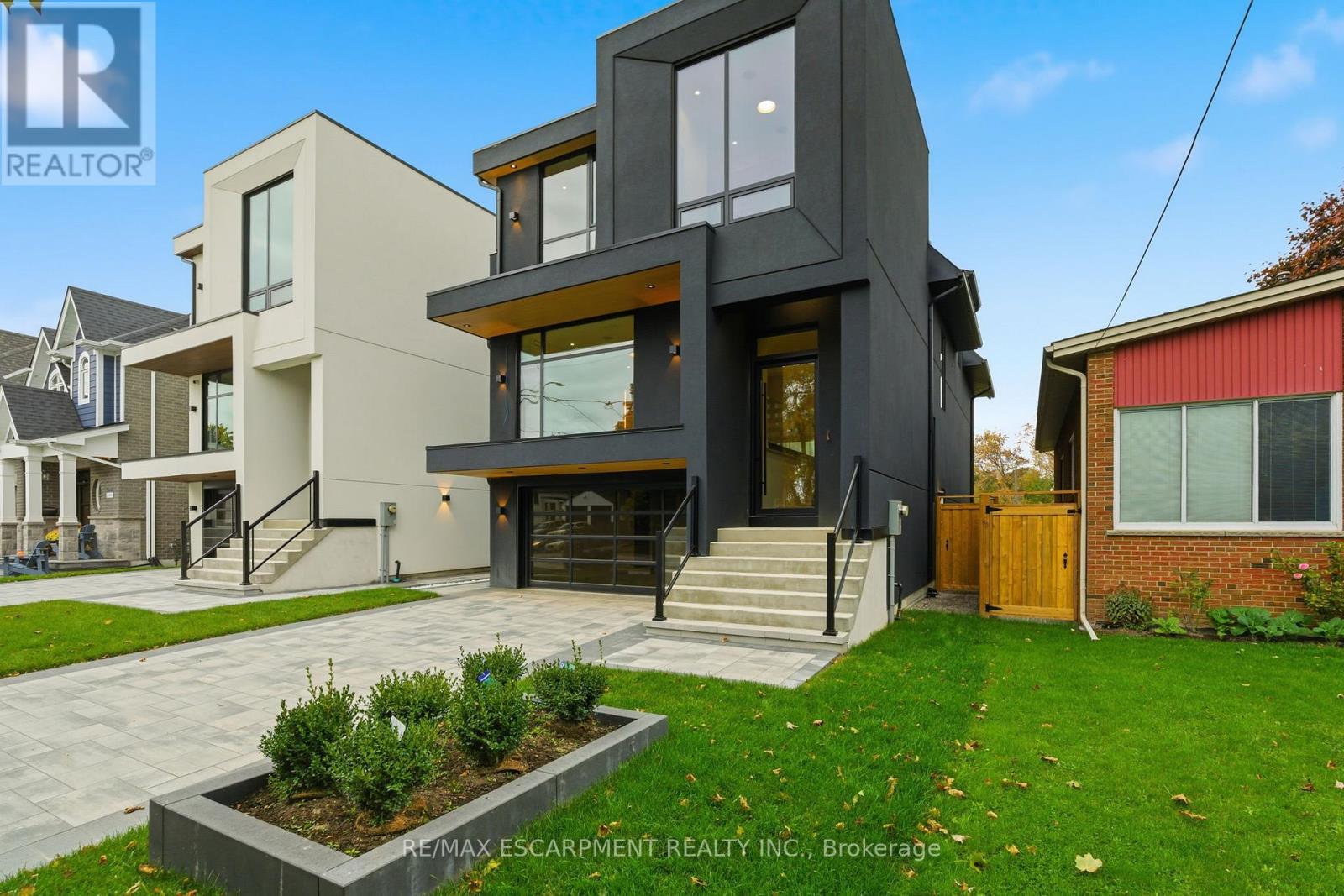 957 Halliday Ave, Mississauga, ON L5E 1P4