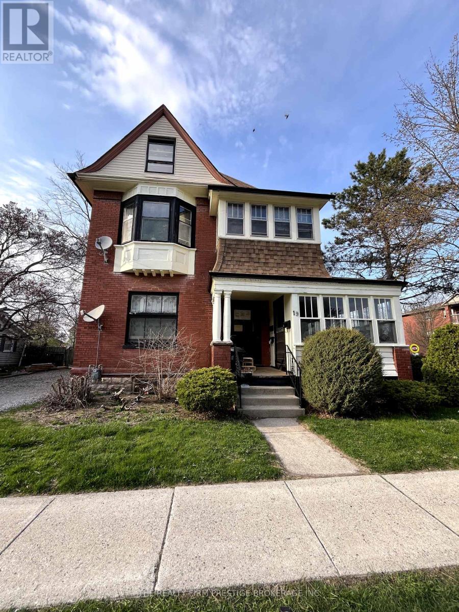 19 Scott St, St. Thomas, ON N5P 1K1