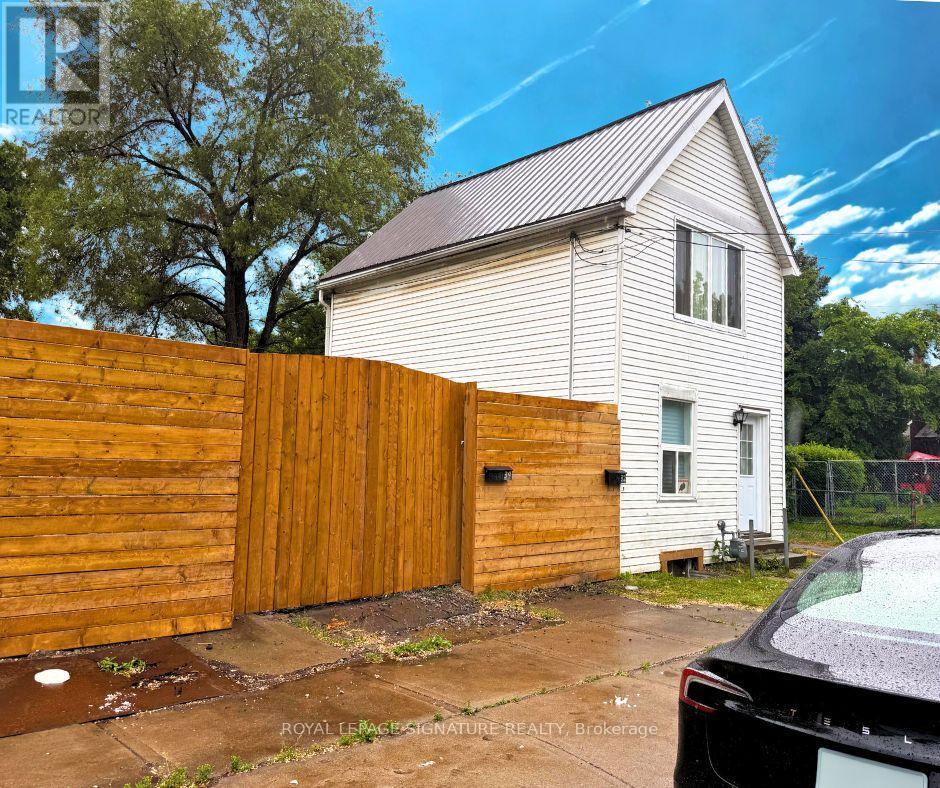 32-34 Clinton St, Hamilton, ON L8L 3J9
