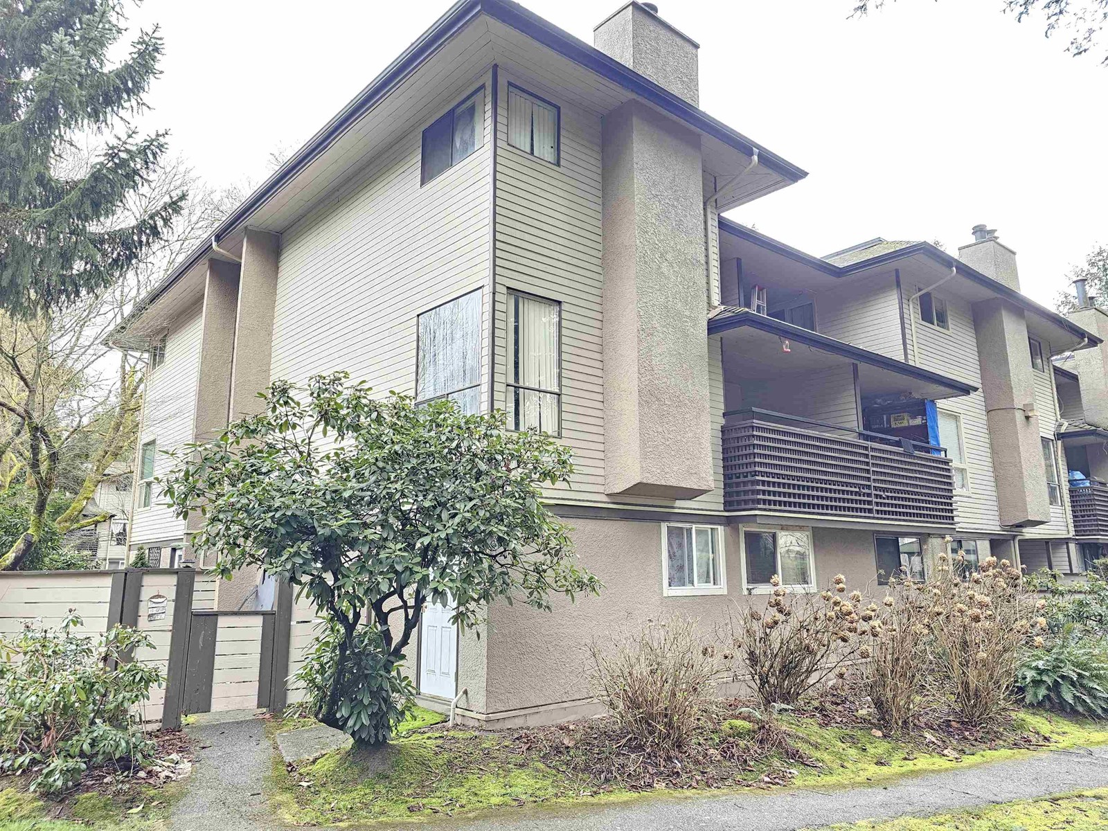 10539 Holly Park Ln, Surrey, BC V3R 6X8