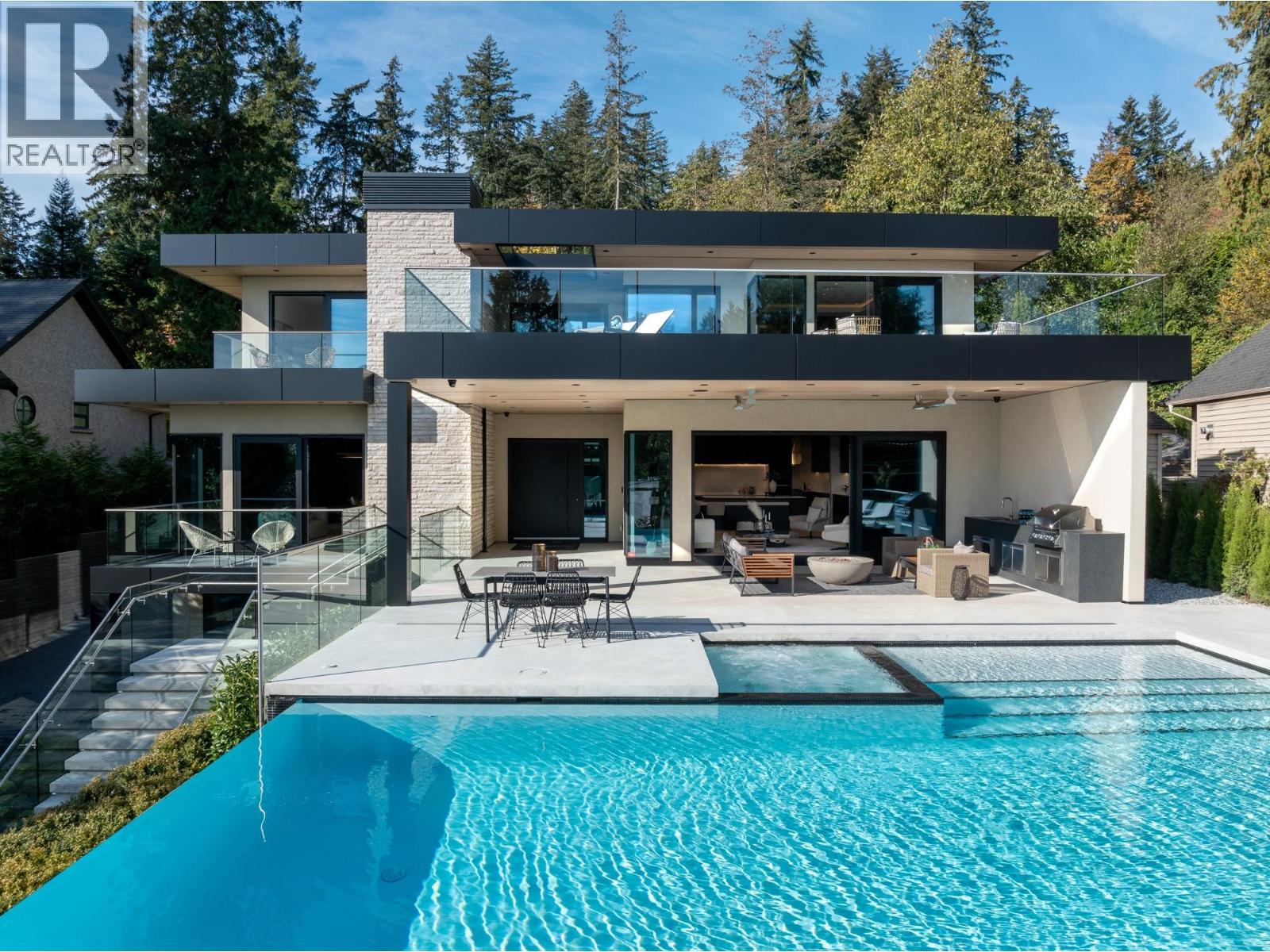 449 Hillcrest St, West Vancouver, BC V7V 2L8