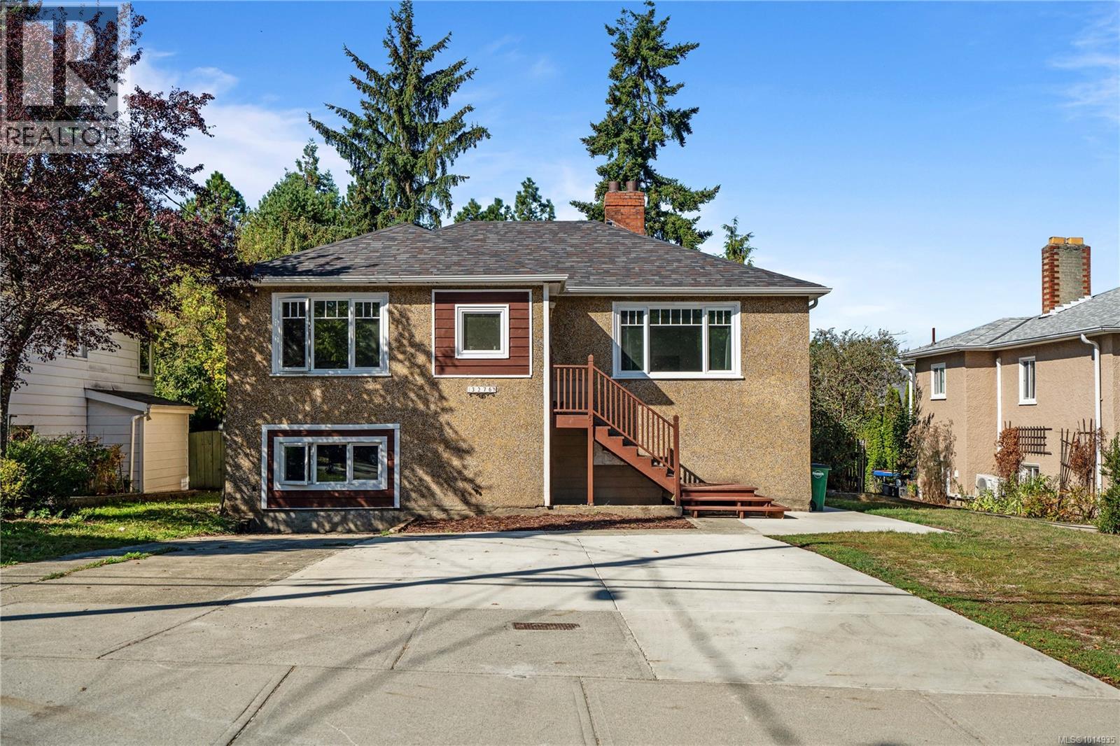 3276 Linwood Ave, Saanich, BC V8X 1E4