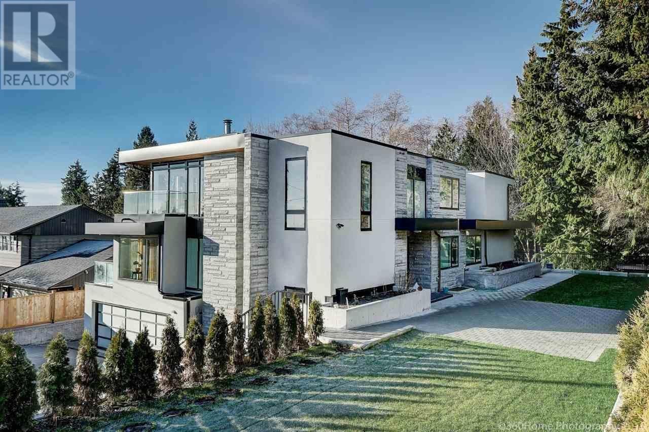 2010 Queens Ave, West Vancouver, BC V7V 2X9