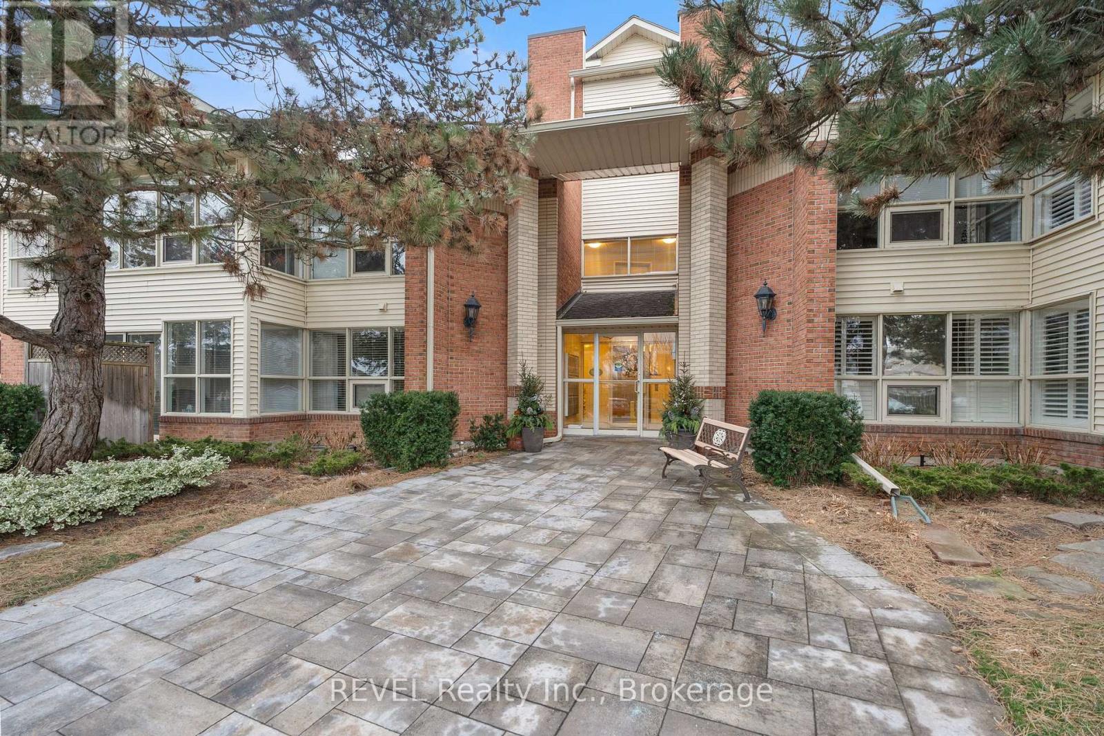 303 244 Lakeshore Rd, St. Catharines, ON L2M 1R6