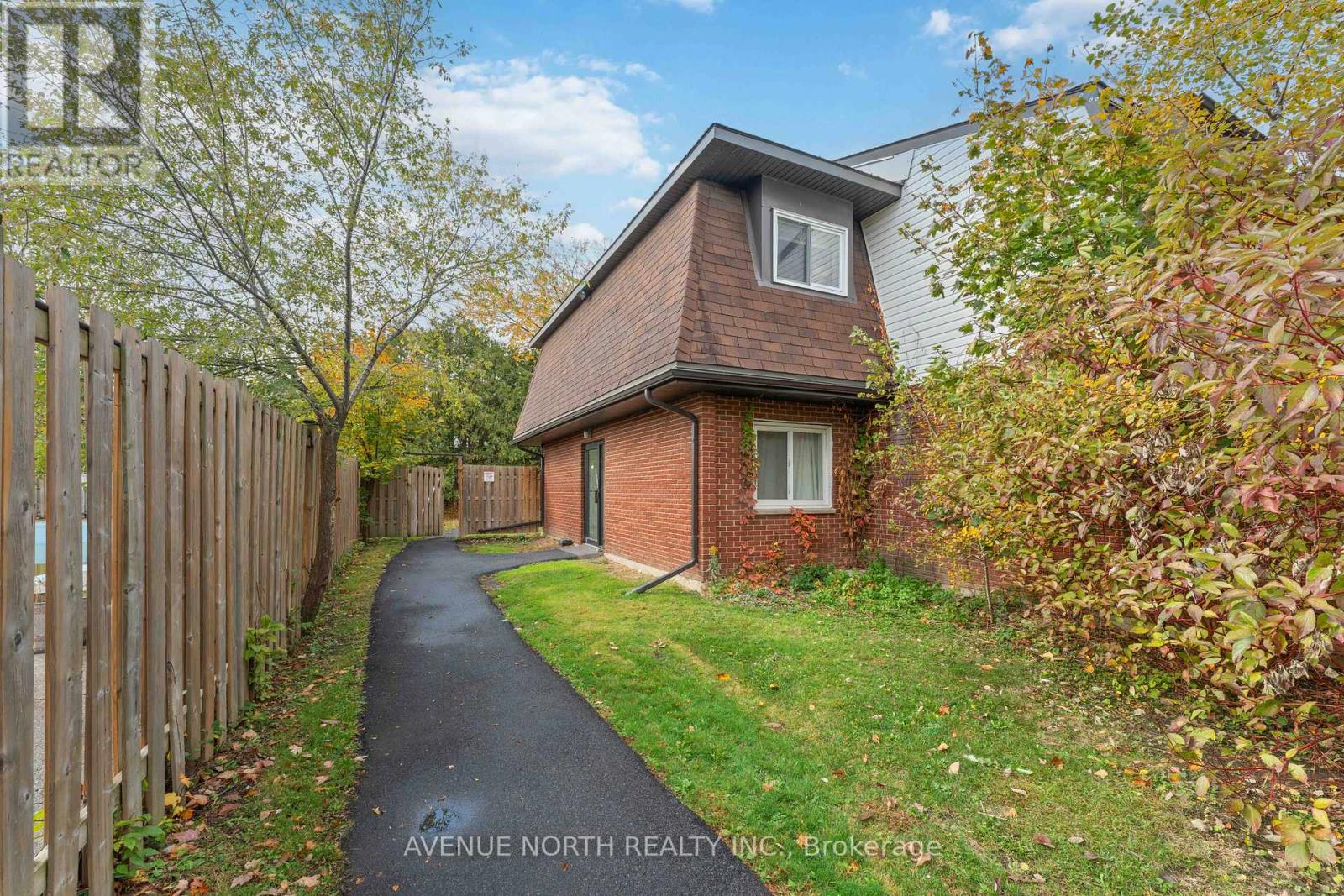11 Unit 2080 Ogilvie Rd #k, Ottawa, ON K1J 7N8