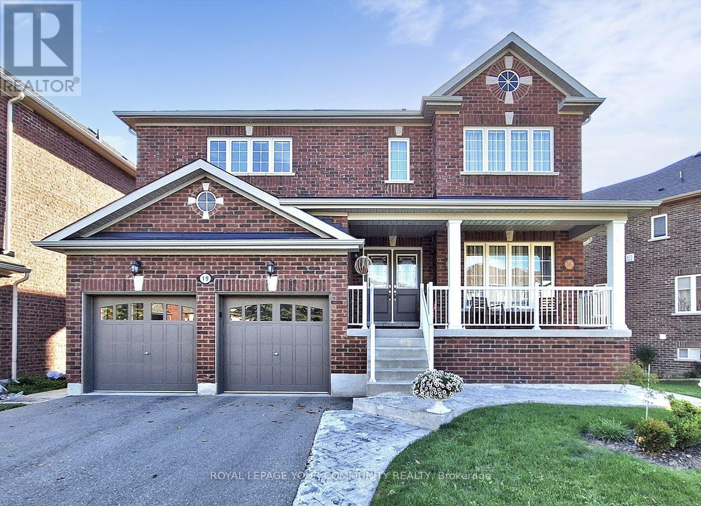 19 Richmond Park Dr, Georgina, ON L4P 0H2
