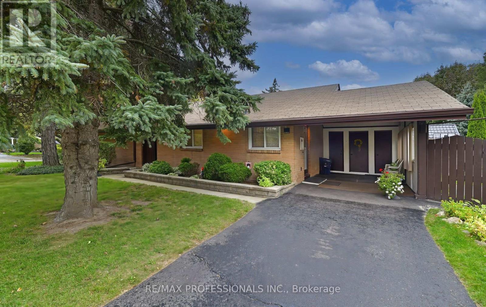 2 Lesterwood Cres, Toronto Bendale, ON M1P 3L4