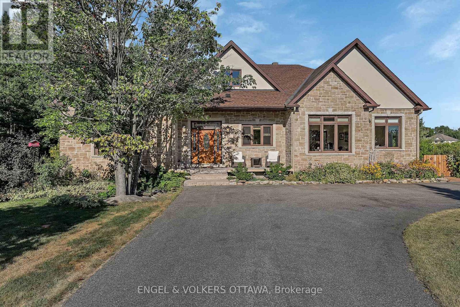 1836 Whitemarsh Cres, Ottawa, ON K2W 1B5