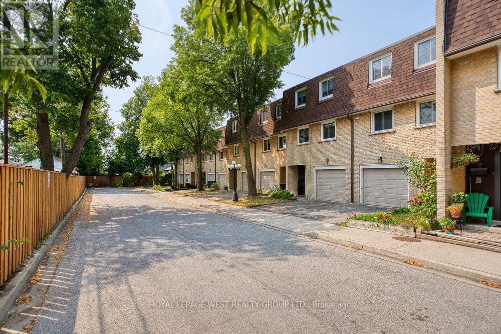 3 92 Twenty Ninth St, Toronto, ON M8W 3B2