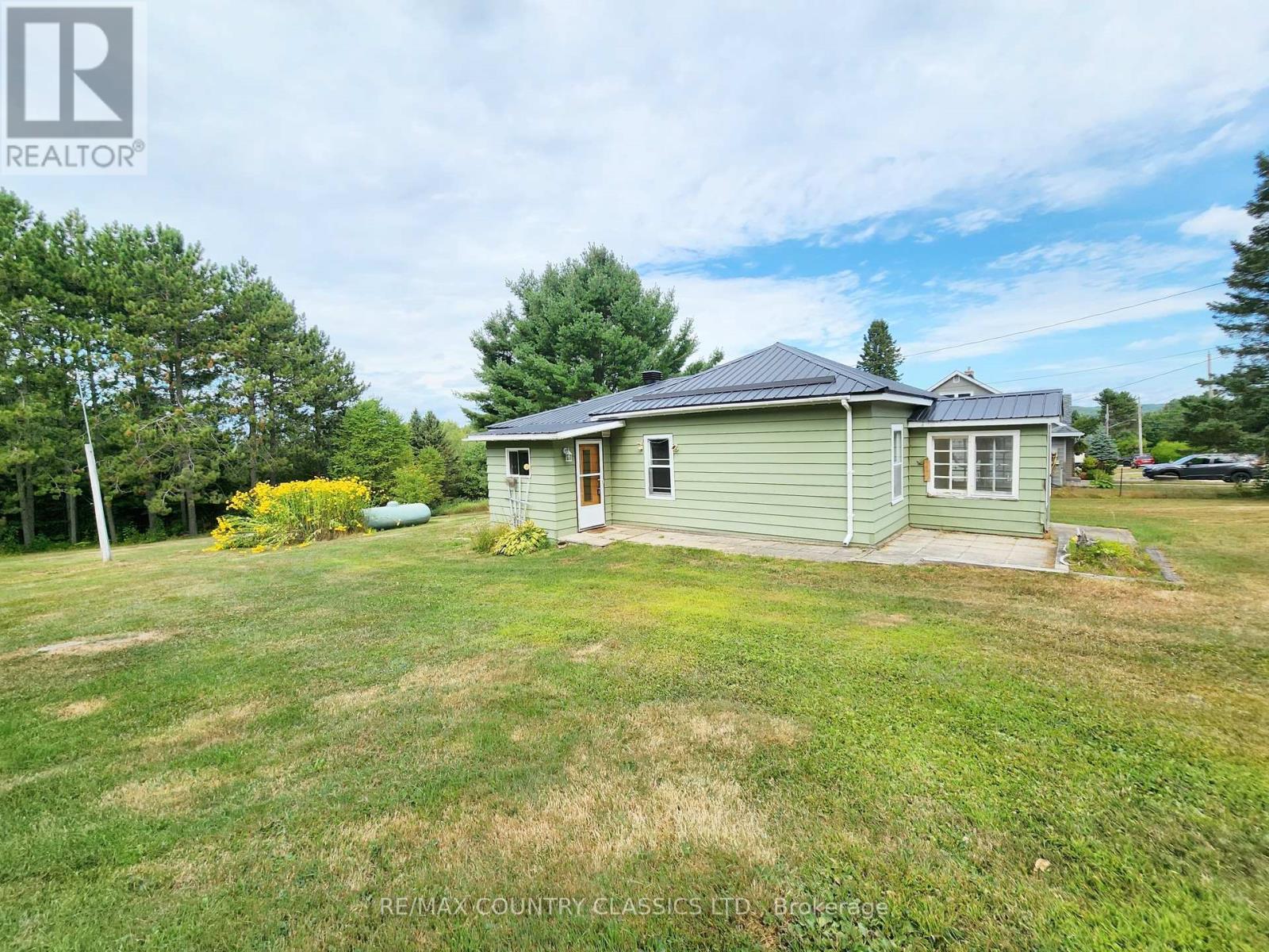 94 Paradise Rd, South Algonquin, ON K0J 2M0