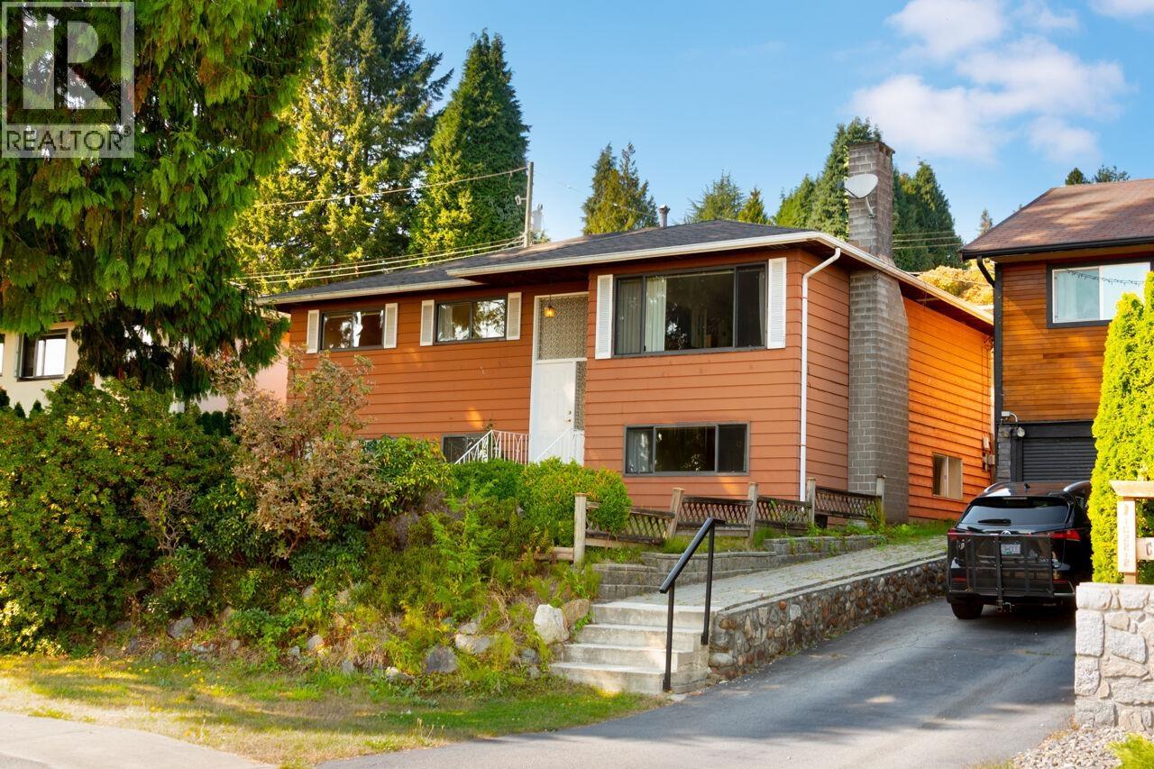 1018 Cloverley St, North Vancouver, BC V7L 1N3