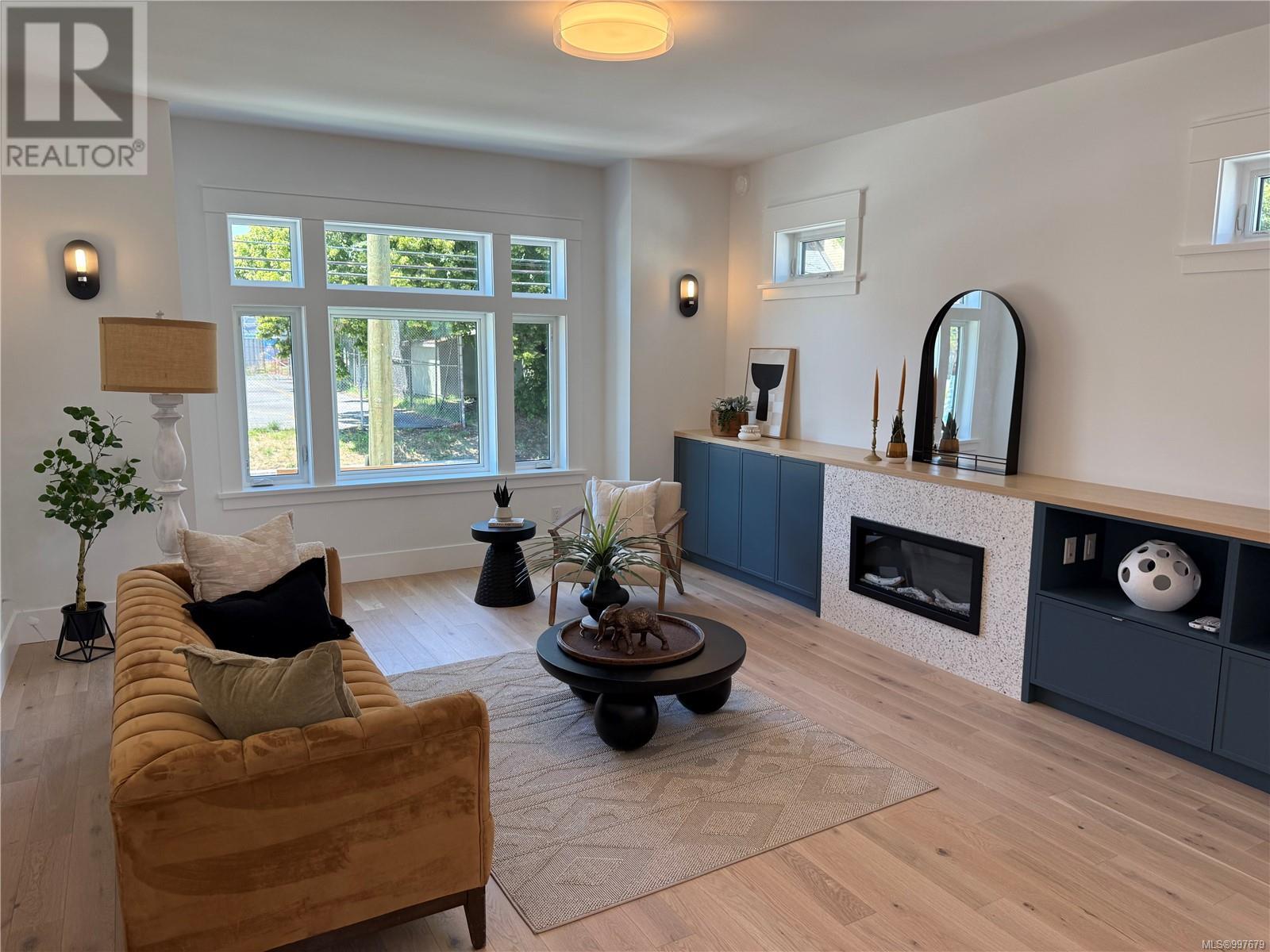 1915 Fernwood Rd Unit 3 Rd, Victoria, BC V8T 2Y6