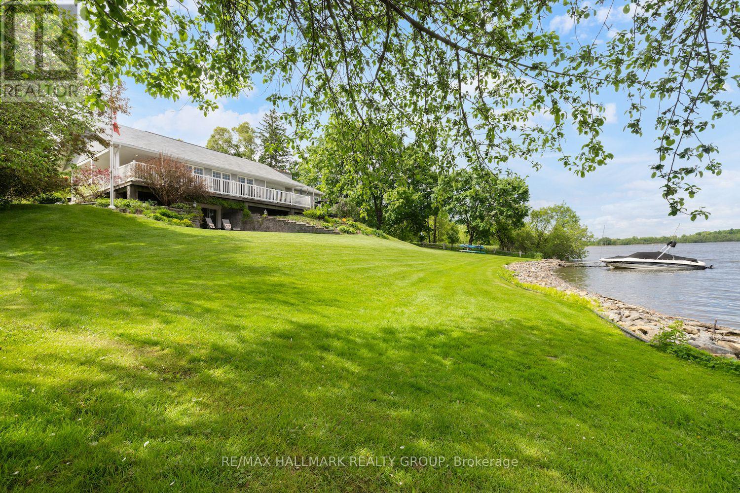 1 Rideau Glen Dr, Ottawa, ON K2C 3H1