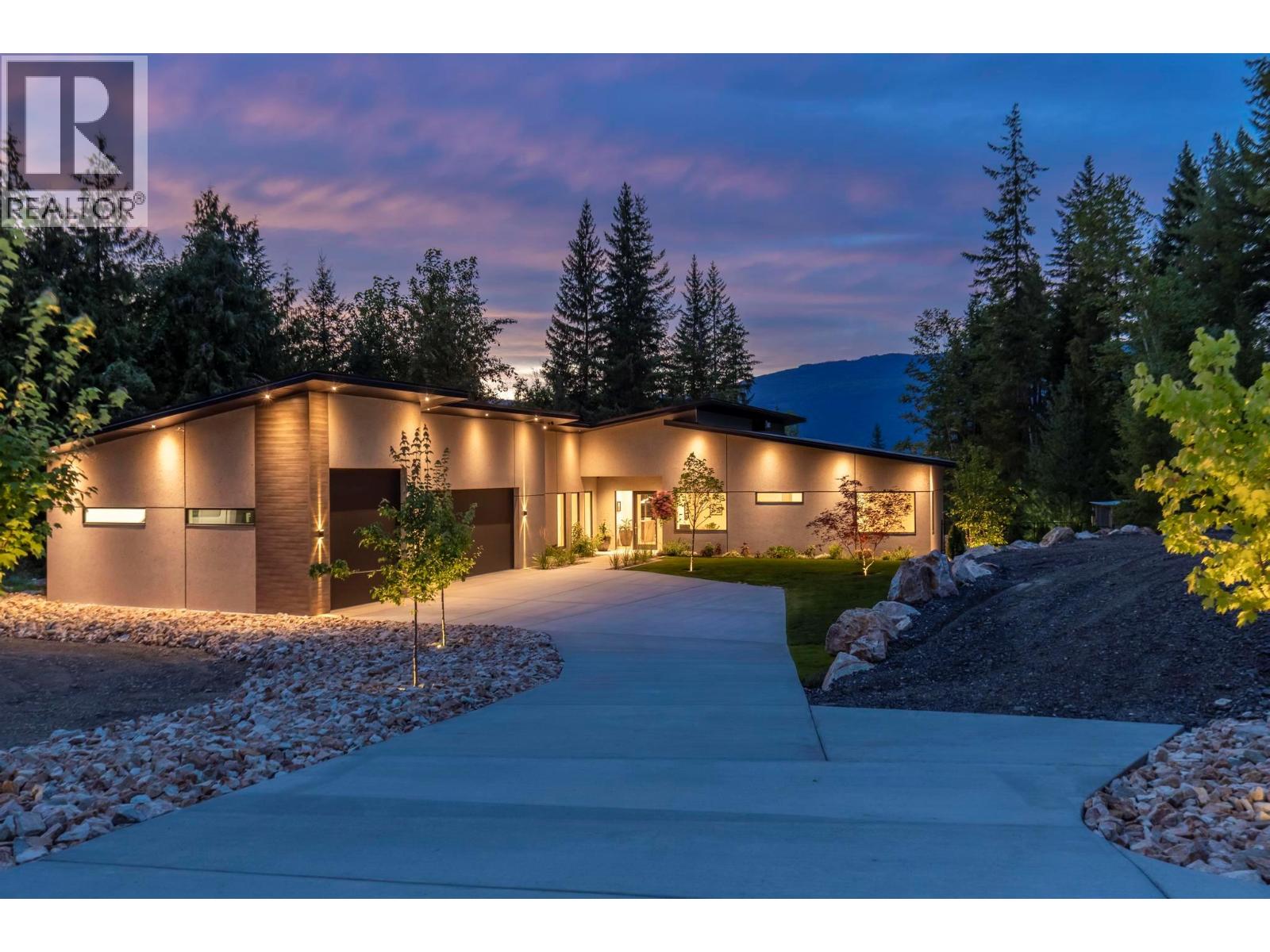 5147 Sunset Dr, Eagle Bay, BC V0E 1T0