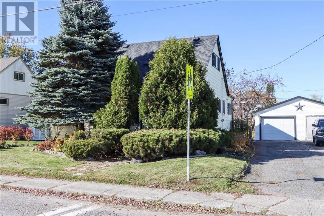 262 Sixth Ave, Lively, ON P3Y 1M4