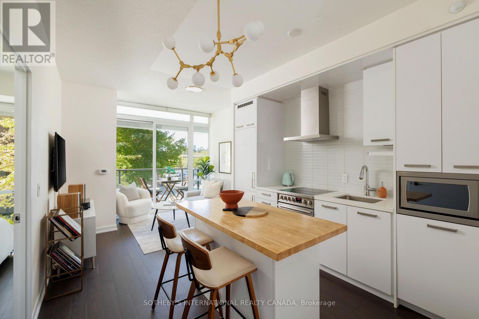 120 Bayview Ave, Toronto, ON M5A 0J1
