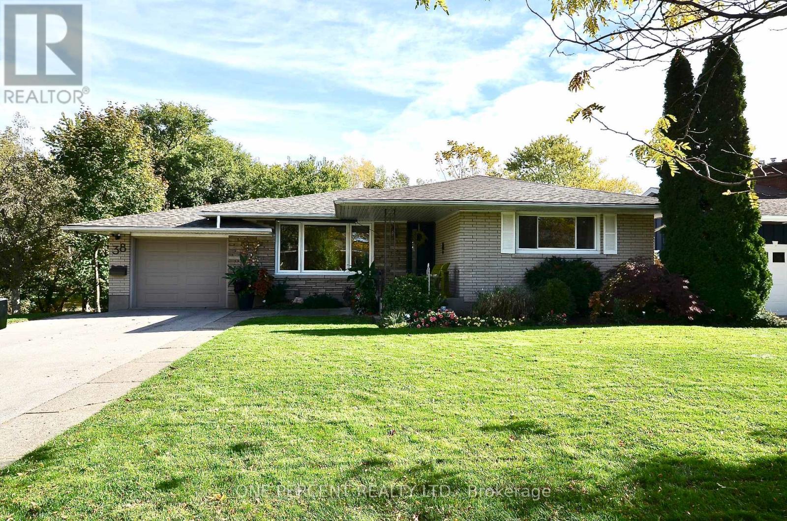 38 Strathcona Dr, St. Catharines, ON L2M 2A9