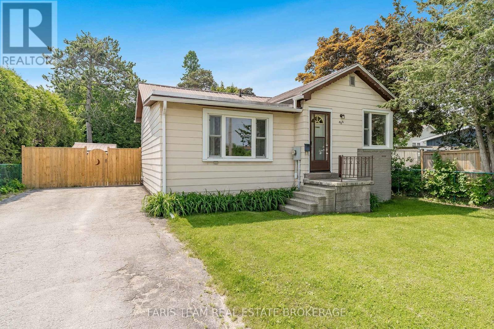 335 John St, Midland, ON L4R 2J6
