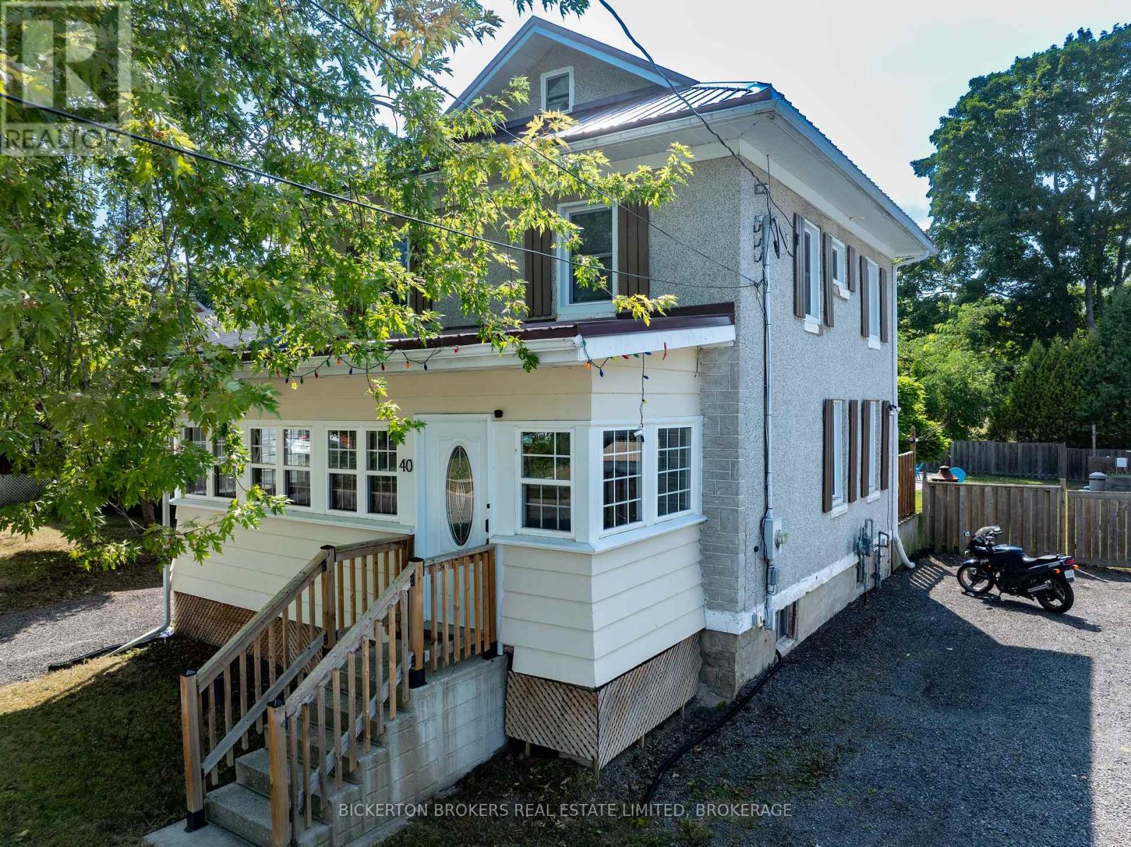 40 Elm St, Gananoque, ON K7G 2S7
