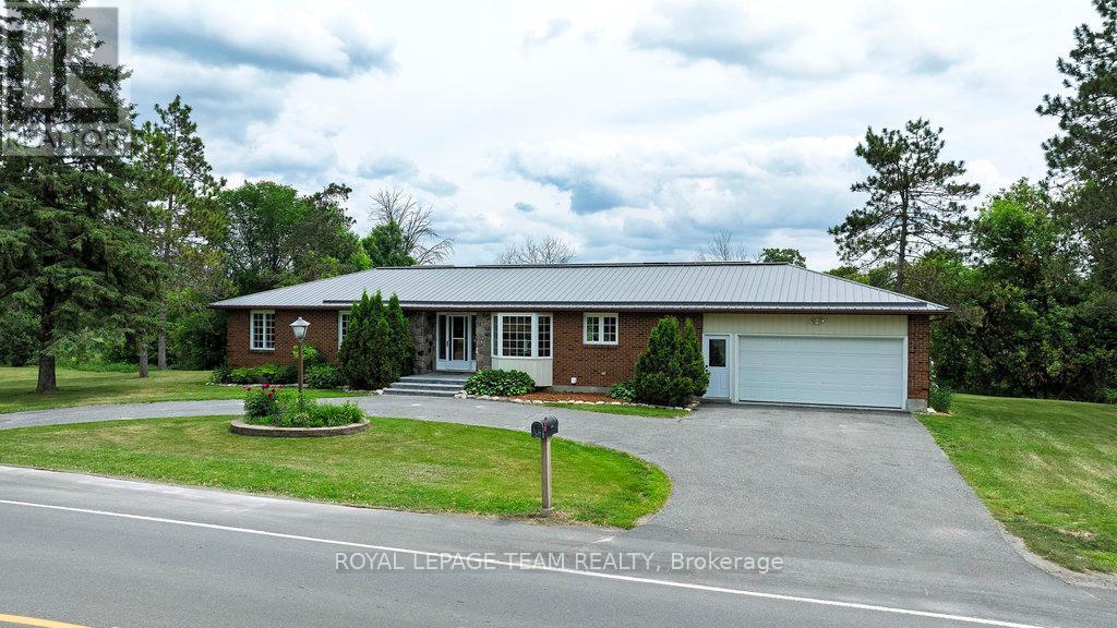 517 Donald B Munro Dr, Ottawa, ON K0A 1L0