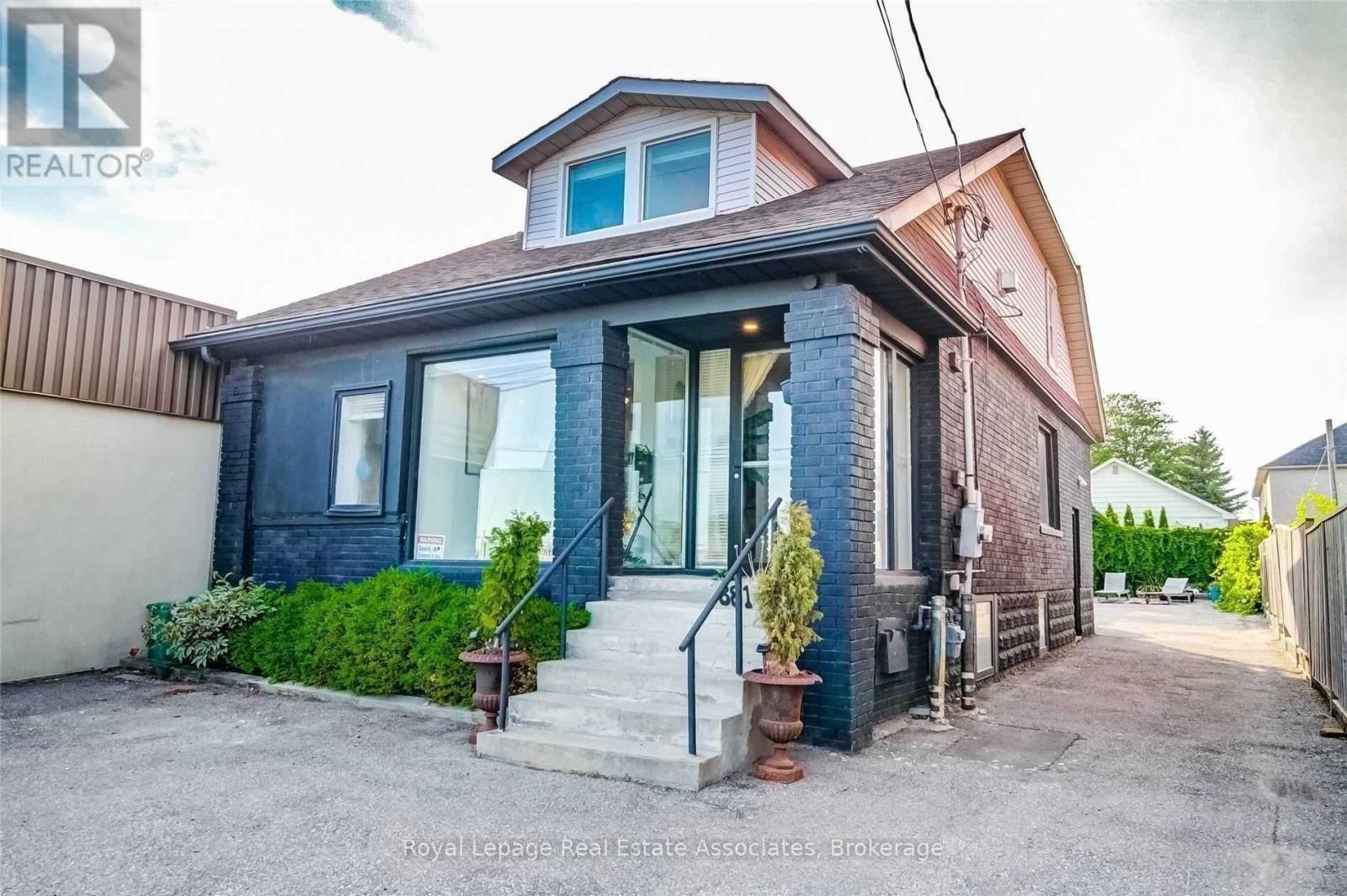 881 Lakeshore Rd E, Mississauga, ON L5E 1E2