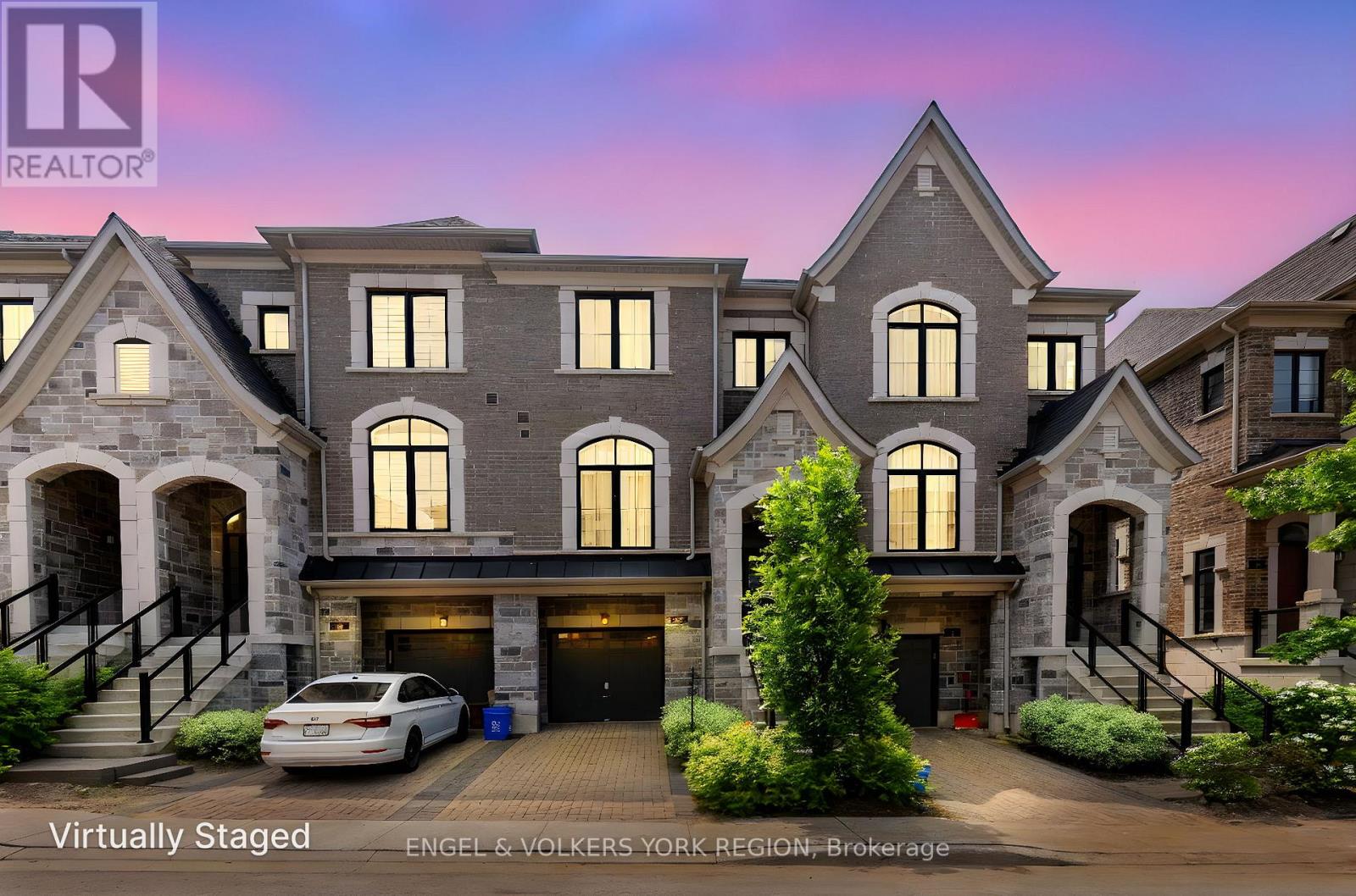29 Nardini Ln N, Richmond Hill, ON L4C 1C2
