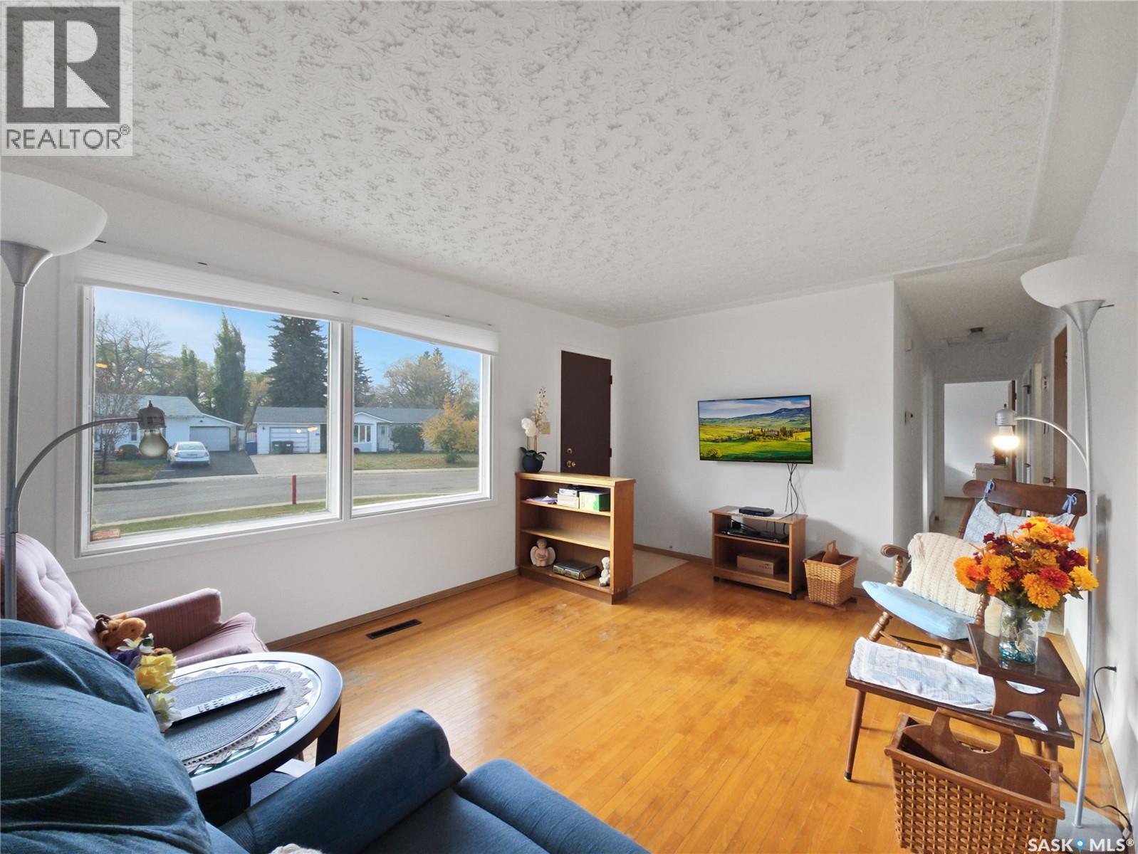 63 Marlborough Cres, Saskatoon, SK S7L 3T8