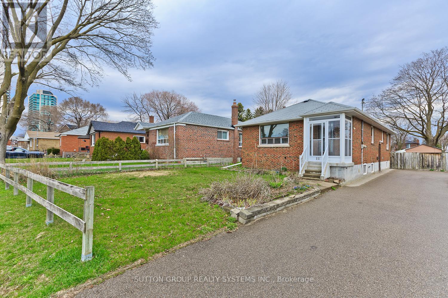 11 Helsby Cres, Toronto, ON M8W 4V7